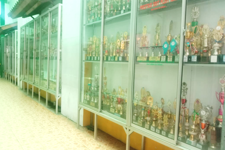 Etalase Piala